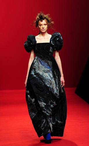 A model presents a creation for 2010-2011 Autumn/Winter collection at Japan Fashion Week in Tokyo March 23, 2010. [Xinhua/Reuters]