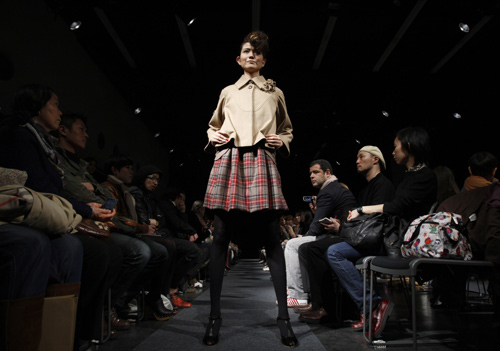 A model presents a creation by Japanese designer Junya Tashiro for 2010-2011 Autumn/Winter collection at Japan Fashion Week in Tokyo March 23, 2010. [Xinhua/Reuters]