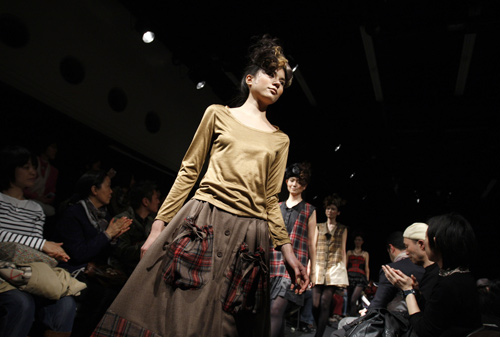 A model presents a creation by Japanese designer Junya Tashiro for 2010-2011 Autumn/Winter collection at Japan Fashion Week in Tokyo March 23, 2010. [Xinhua/Reuters]