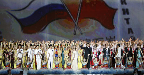 Russian and Chinese artists wave to the spectators during the opening ceremony of the 'Year of Chinese Language' in Kremlin in Moscow, capital of Russia, March 23, 2010. [Lu Jinbo/Xinhua]