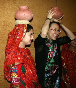 A Chinese youth learn Indian traditional dance from an Indian youth during a party in Ahmadabad, India, Nov. 24, 2009. (Xinhua/Mao Xiaoxiao)