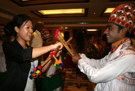 A Chinese youth and an Indian youth exchange gift in Ahmadabad, India, Nov. 24, 2009. (Xinhua/Mao Xiaoxiao)