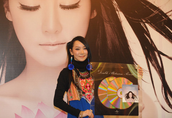 Chinese musician Sa Dingding receives a double-platinum certification for her album 'Harmony' at a ceremony in Beijing on March 23, 2010. 