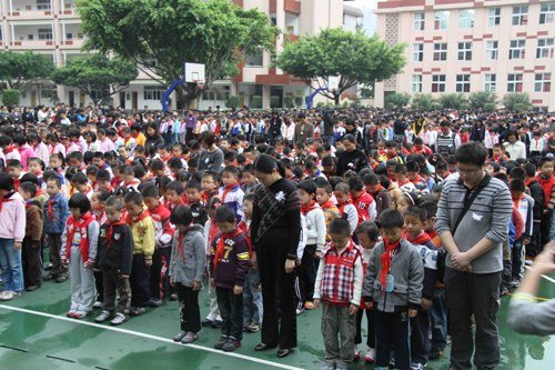 More than 2,000 students and teachers of the school stood in silent tribute to extend condolences to those killed in the bloody tragedy. [qq.com]