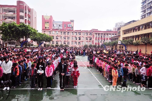 More than 2,000 students and teachers of the school stood in silent tribute to extend condolences to those killed in the bloody tragedy. [chinanews.com.cn]