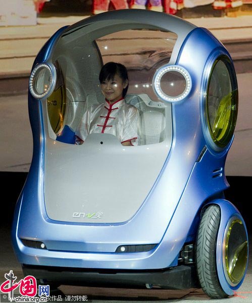 An EN-V, or &apos;Electric Networked-Vehicle&apos;, is driven by a General Motors&apos; staff member during an event to unveil its new concept car in Shanghai March 24, 2010. [CFP]