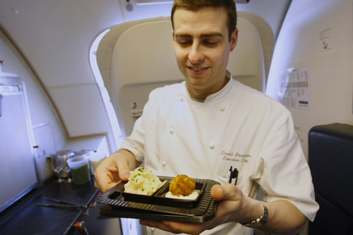 Executive Chef David Deshaies prepares Onion Carbonara by renowned chef Michel Richard aboard one of Openskies Airlines Boeing 757-200 jets that features business class only cabins at Washington Dulles International Airport in Dulles, Virginia, March 24, 2010.[Xinhua/Reuters]