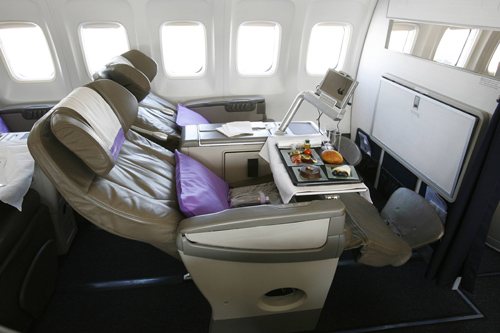 OpenSkies &apos;Biz&apos; seat is pictured with refreshments and personal entertainment units on one of its Boeing 757-200 jets that features business class only cabins in Dulles, Virginia, March 24, 2010.[Xinhua/Reuters] 