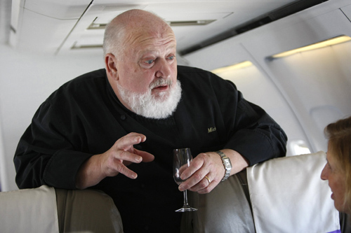 Renowned chef Michel Richard (L) speaks with a journalist aboard one of Openskies Airlines Boeing 757-200 jets that features business class only cabins at Washington Dulles International Airport in Dulles, Virginia, March 24, 2010.[Xinhua/Reuters]