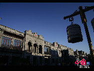 Qianmen street runs north to south from the bottom of Tiananmen Square and is intersected by the famous Dazhalan Hutong, where ancient Chinese medicine shops, fine silk clothing and age-old handicrafts are crowded together. It became a major commercial and entertainment street in the 20th century. [Photo by Lin Jinsong]]