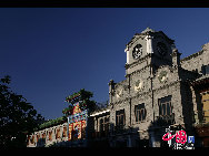 Qianmen street runs north to south from the bottom of Tiananmen Square and is intersected by the famous Dazhalan Hutong, where ancient Chinese medicine shops, fine silk clothing and age-old handicrafts are crowded together. It became a major commercial and entertainment street in the 20th century. [Photo by Lin Jinsong]]