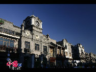 Qianmen street runs north to south from the bottom of Tiananmen Square and is intersected by the famous Dazhalan Hutong, where ancient Chinese medicine shops, fine silk clothing and age-old handicrafts are crowded together. It became a major commercial and entertainment street in the 20th century. [Photo by Lin Jinsong]]