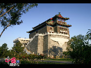 Qianmen street runs north to south from the bottom of Tiananmen Square and is intersected by the famous Dazhalan Hutong, where ancient Chinese medicine shops, fine silk clothing and age-old handicrafts are crowded together. It became a major commercial and entertainment street in the 20th century. [Photo by Lin Jinsong]]