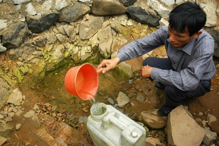 A villager fetches water from a nearly dried-up well in Shangsi county of Fangchenggang, a city in south China&apos;s Guangxi Zhuang autonomous region, on March 24, 2010.[Xinhua]