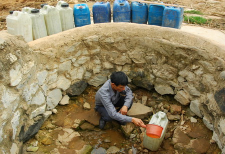 A villager fetches water from a nearly dried-up well in Shangsi county of Fangchenggang, a city in south China&apos;s Guangxi Zhuang autonomous region, on March 24, 2010.[Xinhua] 