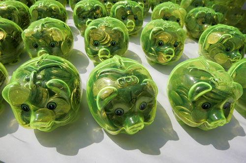 Piggy banks filled with money are displayed on a desk during a &apos;Save our economy&apos; campaign by Korea Saemaulundong Centre in Seoul April 7, 2009. [Xinhua/Reuters]