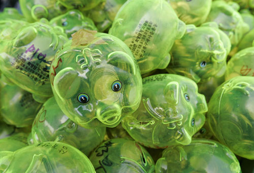 Piggy banks filled with money are piled up during a &apos;Save Our Economy&apos; campaign by Korea Saemaulundong Centre in Seoul April 7, 2009. [Xinhua/Reuters]