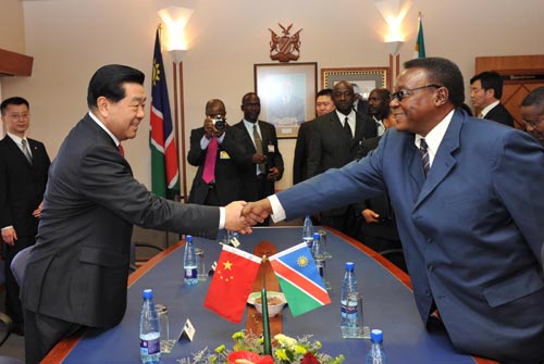 Jia Qinglin(L,front),Chairman of the National Committee of the Chinese People's Political Consultative Conference(CPPCC),holds talks with Assert Kapere(R,front),Chairman of the National Council of Namibia in Windhoek, Namibia,March 25,2010.[Huang Jingwen/Xinhua] 