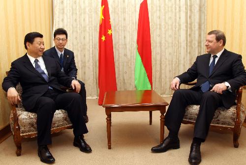 Chinese Vice President Xi Jinping (L) meets with Belarusian Prime Minister Sergei Sidorsky in Minsk, capital of Belarus, March 25, 2010. [Lan Hongguang/Xinhua] 