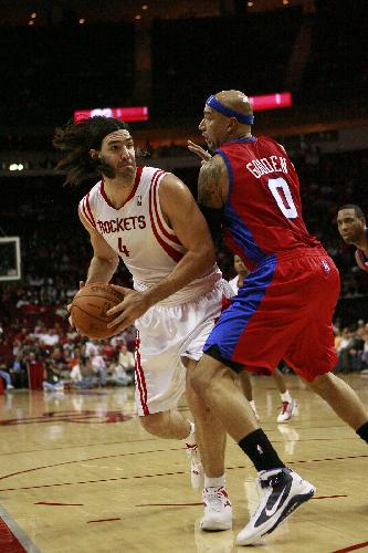 Luis Scola(L) of Houston Rockets vies with Drew Gooden of Los Angeles Clippers during their NBA match in Houston, south United States of America, March 25, 2010. (Xinhua)