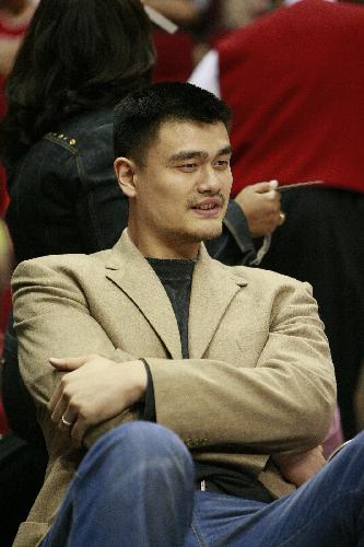 Yao Ming of Houston Rockets watches the game during a NBA match between Houston Rockets and Los Angeles Clippers in Houston, south United States of America, March 25, 2010. (Xinhua Photo)