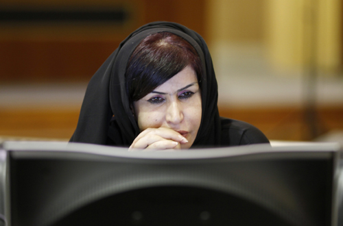 An investor looks at a computer at the Dubai International Financial Market, March 21, 2010. [Xinhua]