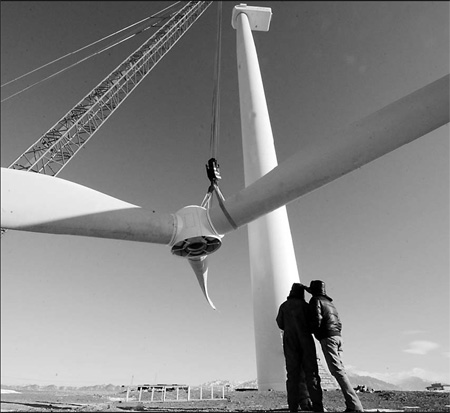 Engineers install China's most powerful inland wind turbine in Dabancheng wind field in Northwest China's Xinjiang Uygur Autonomous Region. [Xinhua]