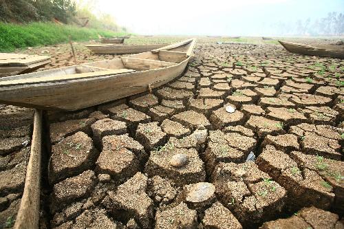 Boats are seen stranding on crackled bed of the Chirui Lake in Shiping County, southwest China's Yunnan Province, March 24, 2010. The sustaining severe drought ravaged this region since last October and made no harvest of crops.[Xinhua]