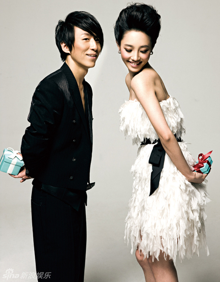 Singer Chen Yufan joins his actress wife Bai Xue to take photos for the latest issue of Bazaar Jewelry magazine. The couple has a screen romance in a popular TV drama which is a nostalgic recall of the bittersweet youthful life of a group of young Beijingers in the 1980s.