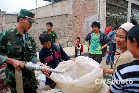 The PLA troops stationed in Yunnan province have traveled to rural villages transporting water to those in need. Many soldiers say have been touched by the solidarity of people, especially children, suffering through the drought. 