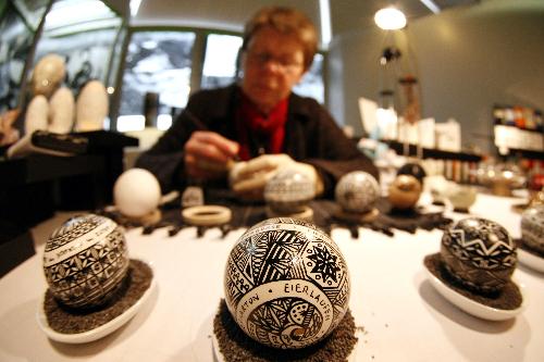 The photo taken on March 26 shows that an artist draws an Easters Egg at an Easter trade fair, which is held in a Museum in Hamburg, Germany. The 26th Easter trade fair of North Germany starts at March 25 and will run to March 28. Easter is the most important annual religious feast in the Christian liturgical year.