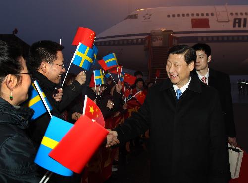 Chinese Vice President Xi Jinping is welcomed by representatives from local Chinese community as he arrives at the airport in Gothenburg, Sweden, on March 27, 2010. [Xinhua]