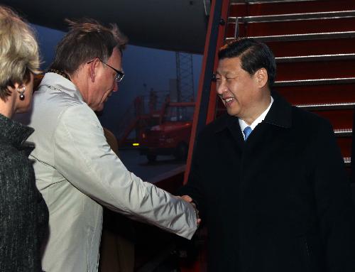 Chinese Vice President Xi Jinping is welcomed by Governor Lars Backstrom of Vastra Gotaland County as he arrives at the airport in Gothenburg, Sweden, on March 27, 2010. [Xinhua]