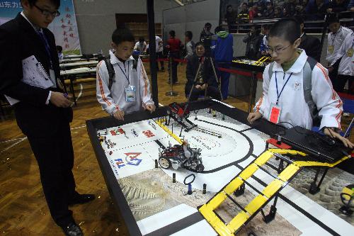 Two little contestants from the Shandong Delegation take part in the China Open Match of the 2010 FLL Robot World Cup, which carries the theme of Intelligent Transport and draws over 1,000 contestants in 80 teams from 18 provinces and cities on mainland China and Hong Kong to participate in, at Jinan, east China's Shandong Province, March 27, 2010.