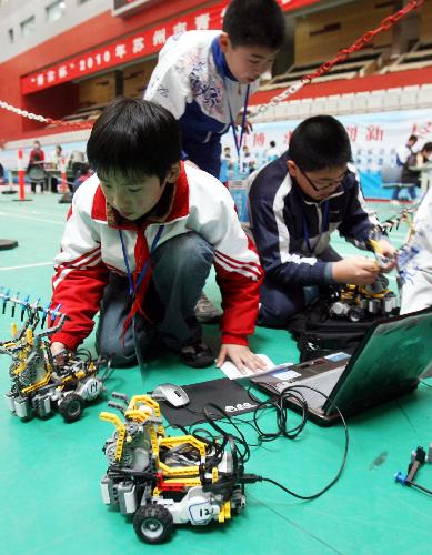 The contestants make pre-match preparations, as the 2010 Suzhou Juvenile Robot Contest opens in Suzhou, east China's Jiangsu Province, March 27, 2010. Over 430 students take part in three levels of the contests in elementary school, junior and senior middle school, and categories of basic skills, robot football, robot basketball, etc.