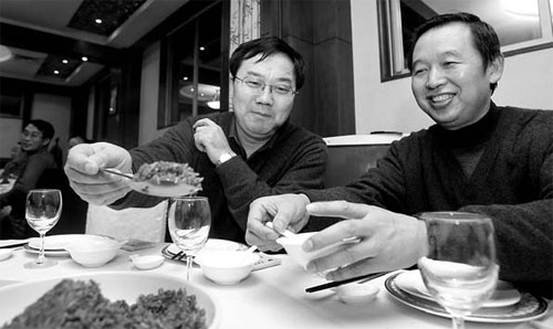 Experts at Huazhong Agricultural University in Wuhan, Hubei province, taste food cooked from GM rice in February. [SONG RONGCHENG / FOR CHINA DAILY]