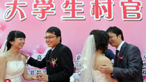 Collective wedding held for graduates-turned-village cadres in E China 