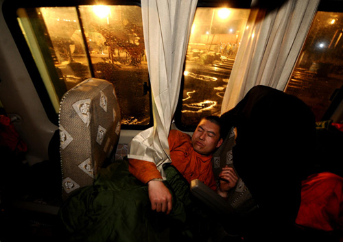 A rescuer rests during a work shift in Shanxi on March 28, 2010. [Xinhua]