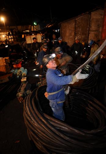 Rescuers move equipment to the accident scene during preparations to rescue the trapped coal miners in Shanxi on March 29, 2010. [Xinhua]