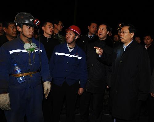 Vice Premier Zhang Dejiang talks with rescuers on the accident site as he arrived in Shanxi late Sunday to oversee the search and rescue operation immediately after the mine flooding. [Xinhua]