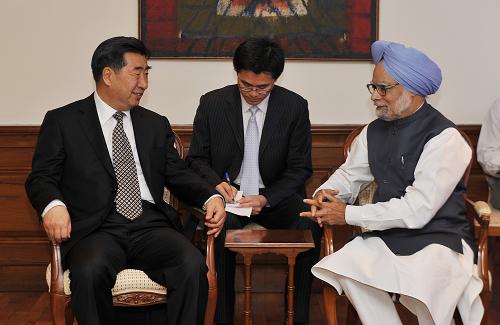 Chinese Vice Premier Hui Liangyu (Left) meets Indian Prime Minister Manmohan Singh in New Delhi on March 27, 2010.[Xinhua] 