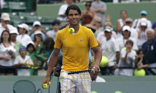 Spain's Rafael Nadal prepares to hit balls into the crowd after he defeated Argentina's David Nalbandian at the Sony Ericsson Open tennis tournament in Key Biscayne, Florida, March 28, 2010. (Xinhua/Reuters Photo)