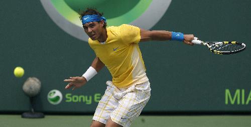 Spain's Rafael Nadal returns a shot to Argentina's David Nalbandian during their match at the Sony Ericsson Open tennis tournament in Key Biscayne, Florida, March 28, 2010. (Xinhua/Reuters Photo)