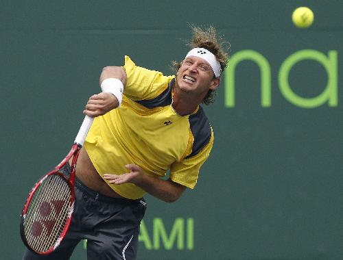 Argentina's David Nalbandian returns a shot to Spain's Rafael Nadal during their match at the Sony Ericsson Open tennis tournament in Key Biscayne, Florida, March 28, 2010. (Xinhua/Reuters Photo)