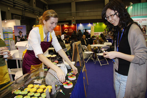 A staff member of the Lollipop Bakery from London offers candies to visitors at the Expat Show Beijing on Friday, March 26, 2010. [Photo: CRIENGLISH.com]