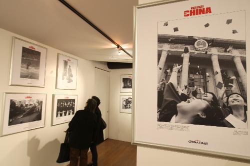 Visitors look at picture displayed at the 'China's Renowned Photographers Focus on China' photo exhibition held in New York, the United States, March 28, 2010. The photos will also be exhibited in some American and Canadian cities such as Washington, Toronto and so on.