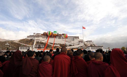 People gather at the square of the Potala Palace to celebrate the Serfs Emancipation Day in Lhasa, southwest China's Tibet Autonomous Region, March 28, 2010. Nearly 3,000 people gathered at the Potala Palace celebrating the Serfs Emancipation Day in the form of raising flag and playing national anthem. [Xinhua]