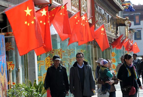 Flags are flying during the Serfs Emancipation Day in Lhasa, southwest China's Tibet Autonomous Region, March 28, 2010. Nearly 3,000 people gathered at the Potala Palace celebrating the Serfs Emancipation Day in the form of raising flag and playing national anthem. [Xinhua] 