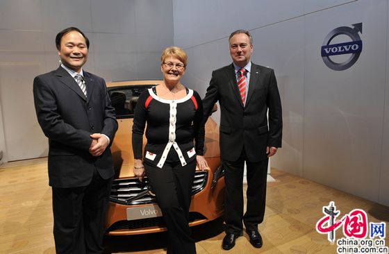 Geely's Chairman Li Shufu (L1) poses for photo with Swedish Vice PM Maud Olofsson (Middle) and Volvo CEO Stephen Odell after the contract signing ceremony. 