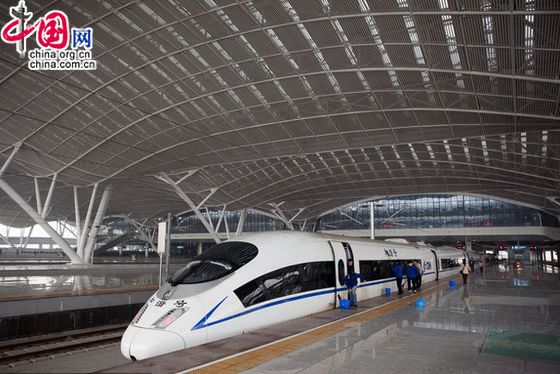 CRH (China Railway High-Speed) trains are cleaned at the new Wuhan Railway Station in Wuhan, China, on Tuesday, Feb. 2, 2010. [CFP]